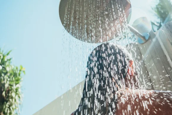 Person duscht im Freien